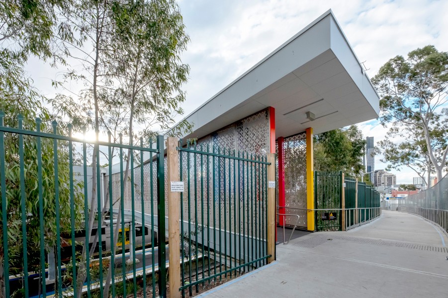 DesignInc Sydney - Harris Park Station entry to pedestrian bridge